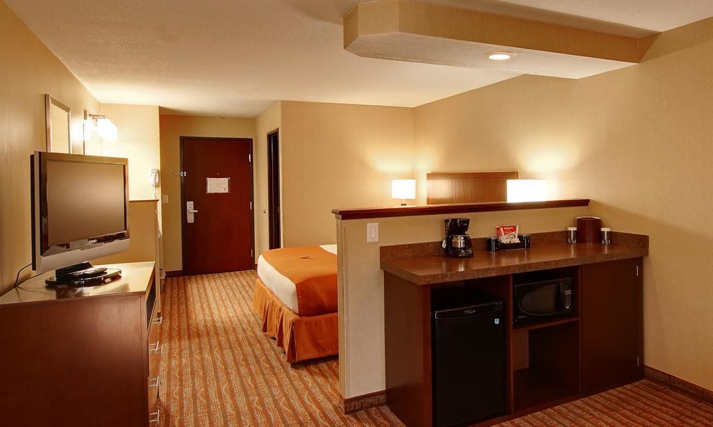 Phoenix Inn Suites Олбани Екстериор снимка