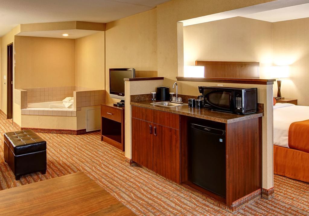 Phoenix Inn Suites Олбани Екстериор снимка